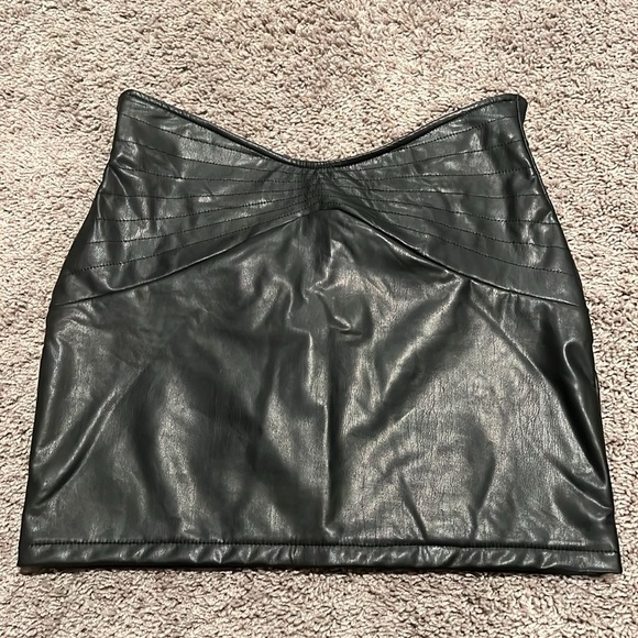 Faux Leather Mini Skirt 🖤 - Picture 2 of 6